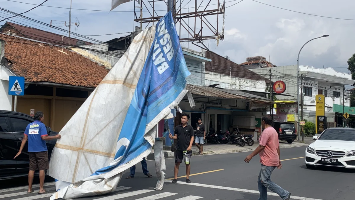 Angin kencang baliho copot di tasikmalaya, gangguan lalu lintas jalan,