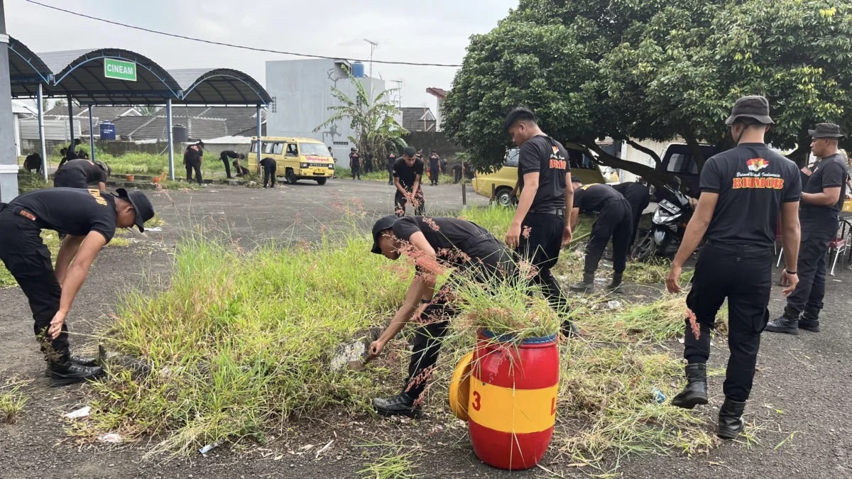 Batalyon pelopor d sat brimob polda jabar, bersih-bersih terminal cibeureum