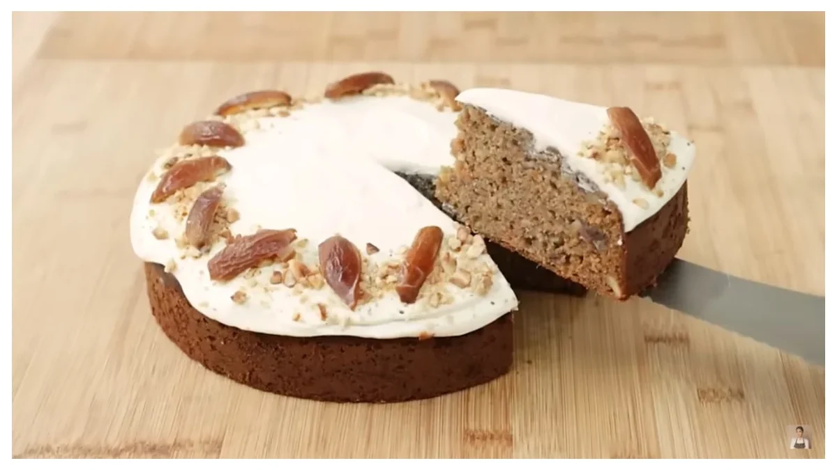 Cake Kurma Topping Cream Cheese (tangkapan kanal YouTube Devina Hermawan)