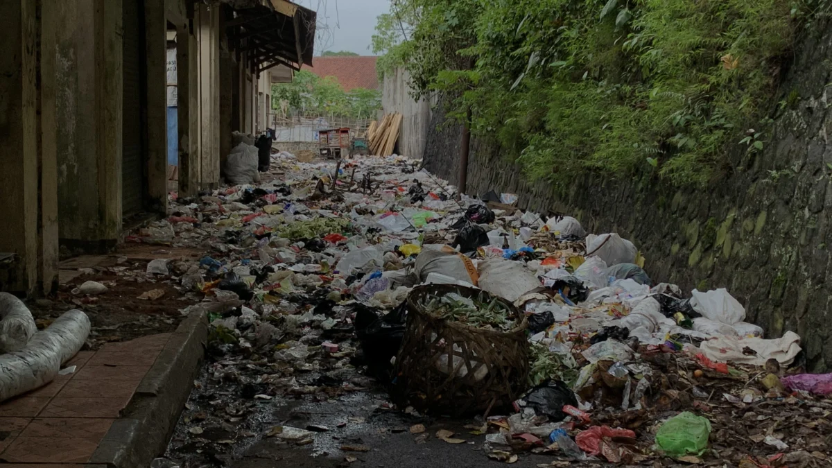 Sampah pasar padayungan, akses jalan tertutup sampah, pedagang pasar