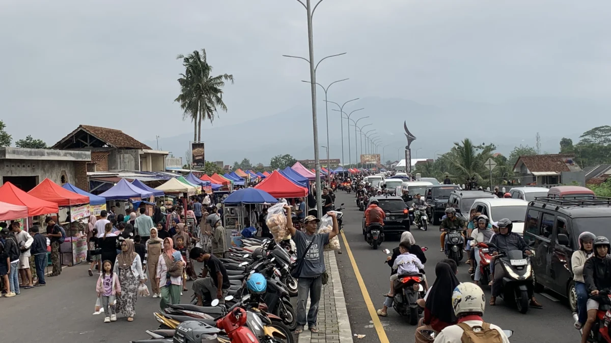 Jalan baru lingkar utara kota tasikmalaya, pedagang jajanan takjil, ngabuburit ramadan