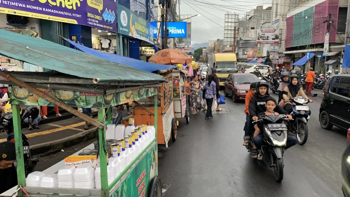 Jalan hz mustofa kota tasikmalaya, tenda pedagang baju lebaran