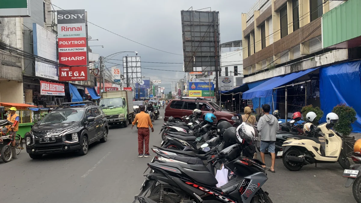 Jalan hz mustofa kota tasikmalaya, pedagang baju lebaran, pkl pusat kota