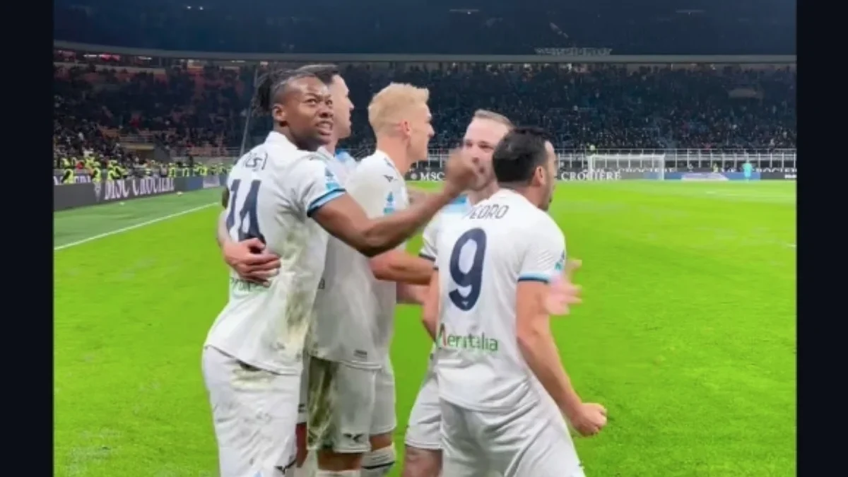 Selebrasi Pedro usai mencetak gol penalti ke gawang AC Milan di San Siro