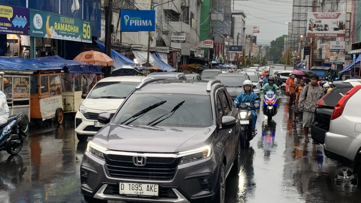 Pasar dadakan jalan hz mustofa, pedagang baju lebaran