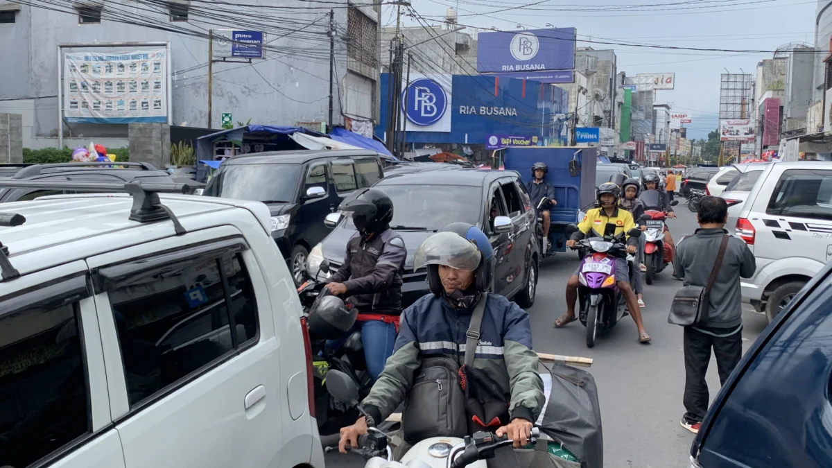 Lalu lintas Jalan hz mustofa, pedagang baju lebaran, pasar dadakan