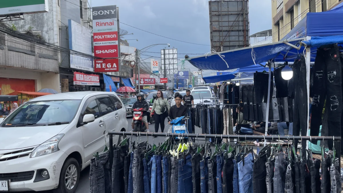 Pedagang baju lebaran, pasar dadakan jalan hz mustofa, lalu lintas kota tasikmalaya