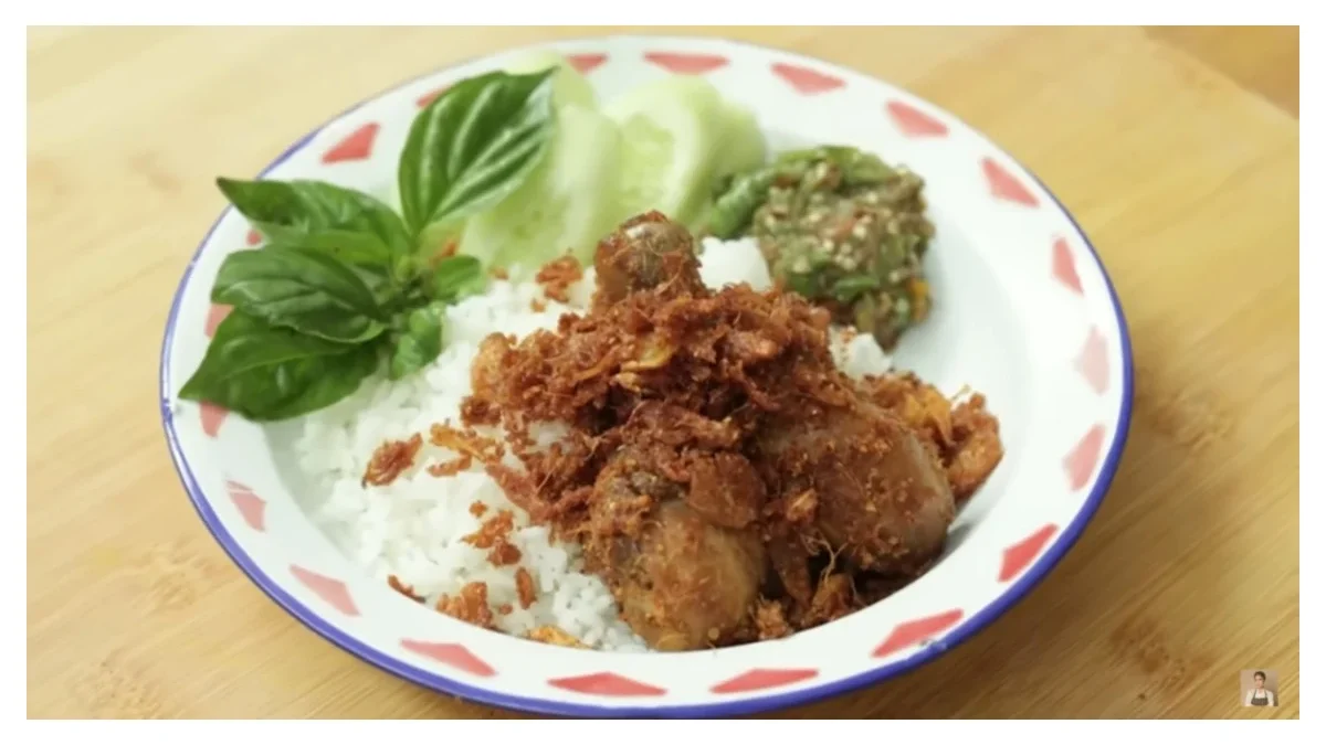 Ayam Ungkep Goreng Serundeng Bawang (tangkapan layar kanal YouTube Devina Hermawan)