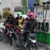 warga antre beli bensin pertamax oplosan