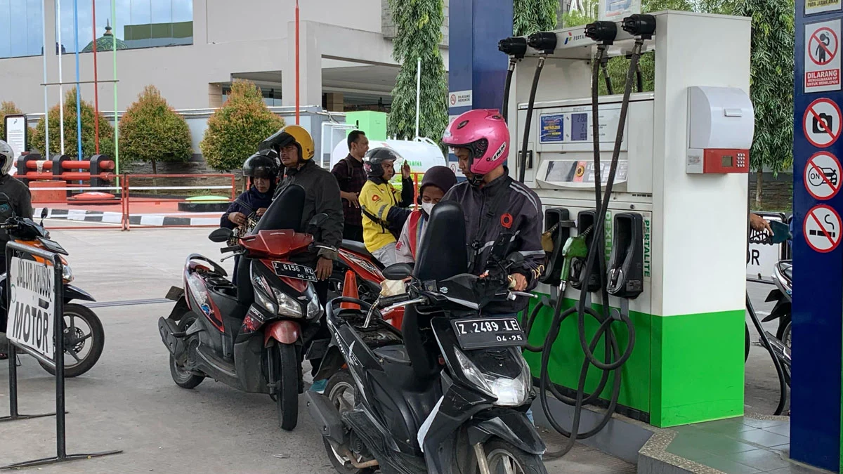 warga antre beli bensin pertamax oplosan