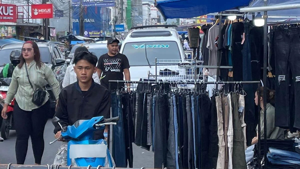 pedagang dadakan di Jalan HZ Mustofa