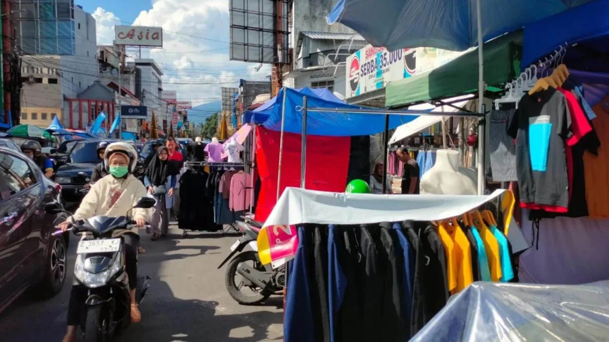 pedagang musiman di Jalan HZ Mustofa Kota Tasikmalaya