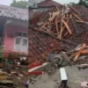 rumah rusak akibat angin kencang saat hujan di tasikmalaya