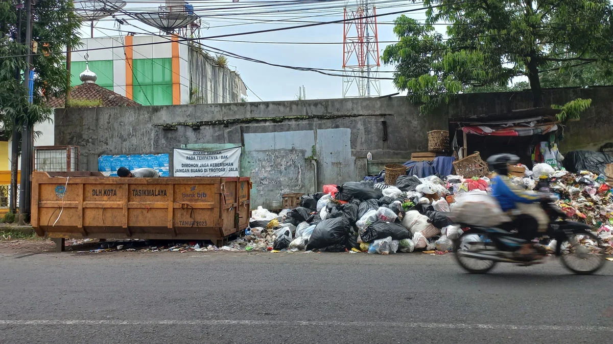 tumpukan sampah di Jalan SL Tobing Kota Tasikmalaya