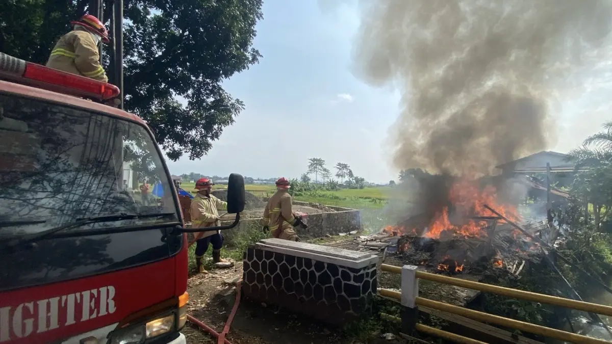 Petugas damkar kota tasikmalaya, gudang penyimpanan kain terbakar