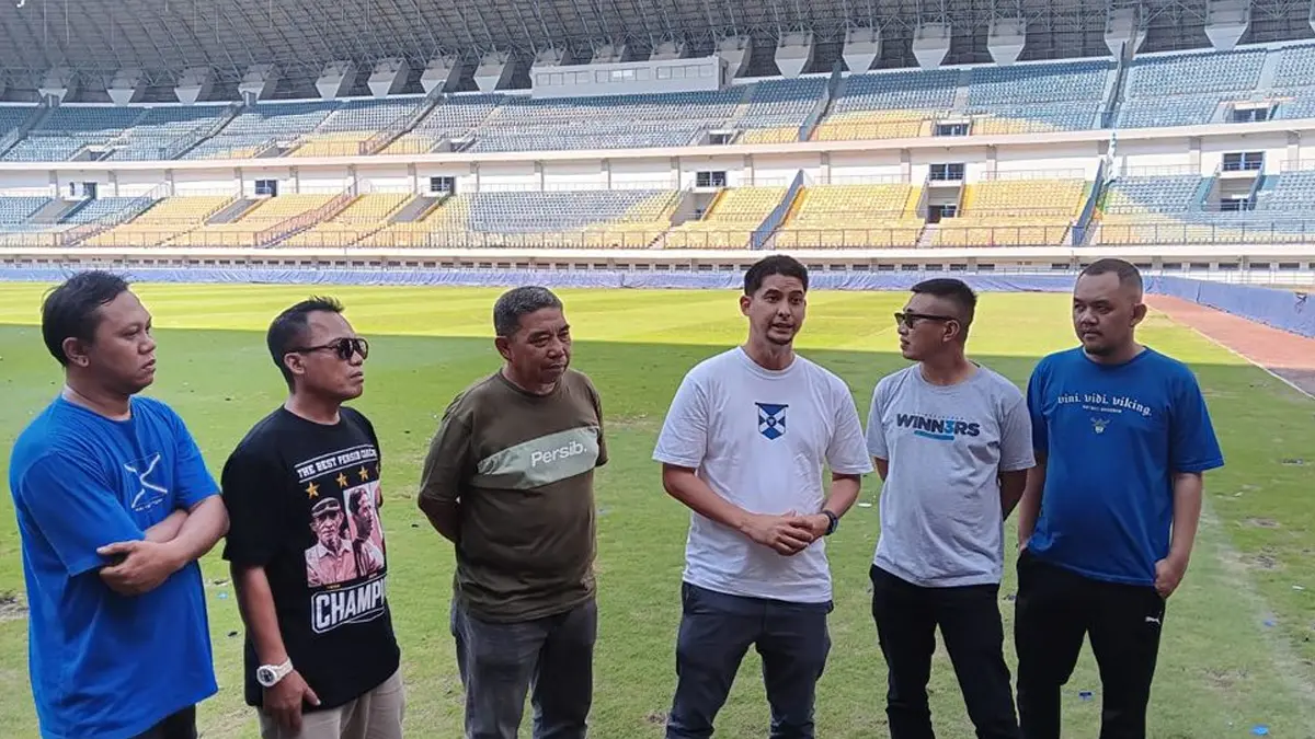 Viking Bantu Persib Perbaiki Stadion GBLA yang Rusak Usai Perayaan Juara