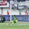 Komentar Bojan Hodak Setelah Teja Paku Alam Lakukan 9 Penyelamatan Gemilang Lawan Persita