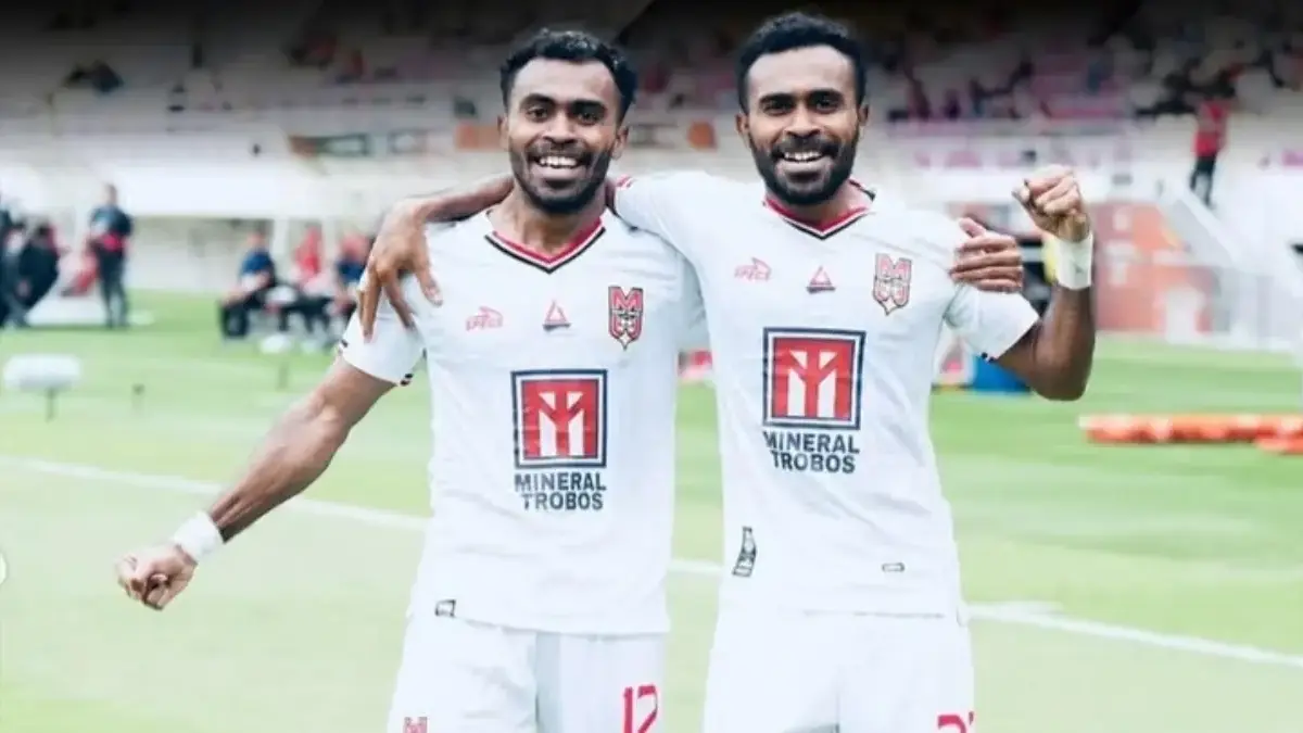 Pemain Malut United Yakob Sayuri dan Yance Sayuri