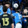 Para pemain Napoli saat melakukan duel udara menghadapi Genoa di Stadion Diego Maradona