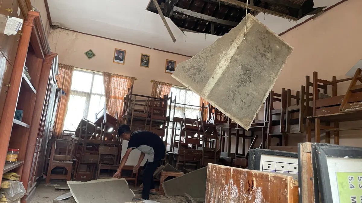 Bangunan sekolah rusak, sdn leuwikidang kota tasikmalaya
