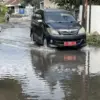 Jalan rusak digenangi banjir, pembangunan drainase, mobil dinas