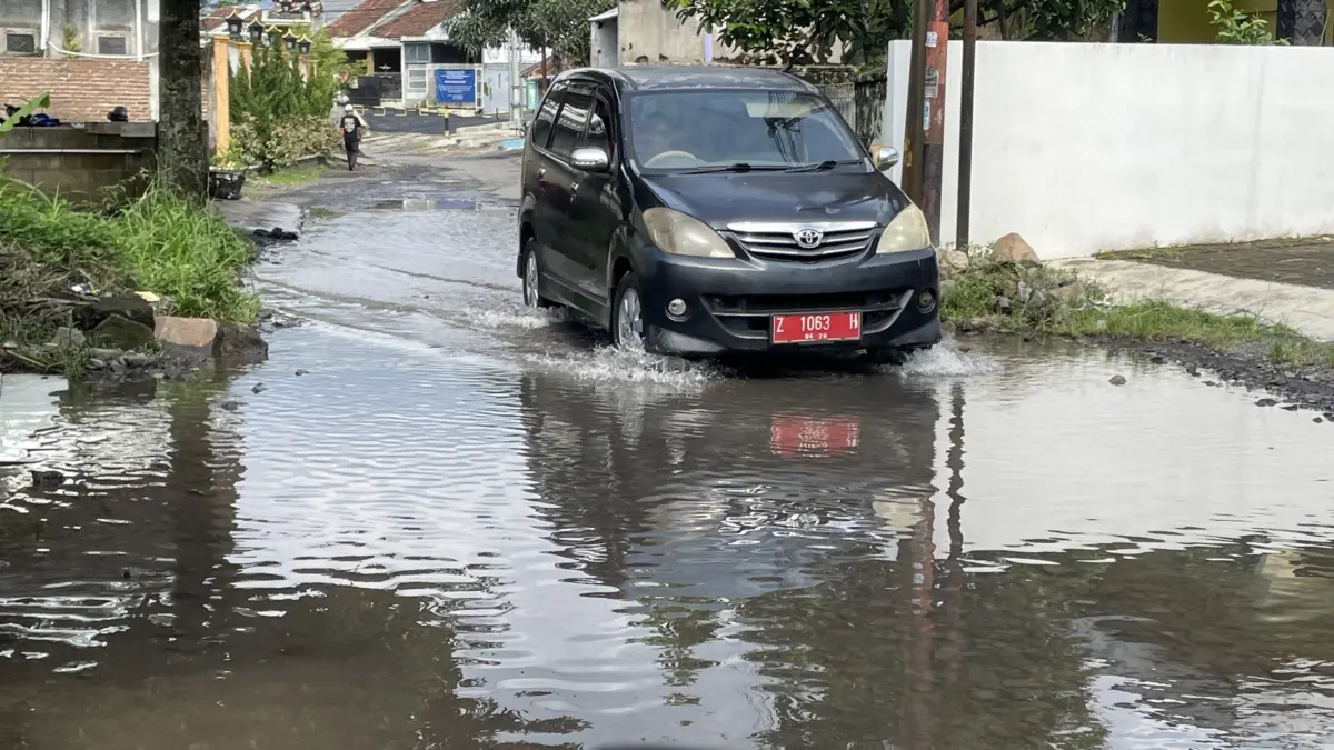Jalan rusak digenangi banjir, pembangunan drainase, mobil dinas