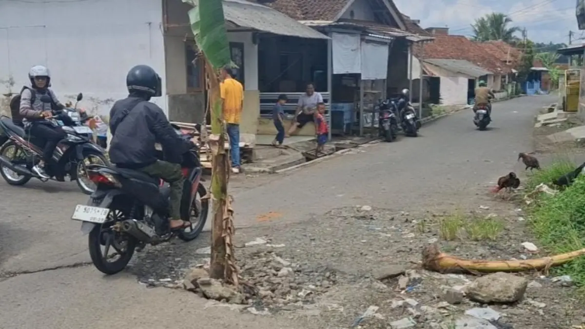 Jalan rusak di sambong kota tasikmalaya