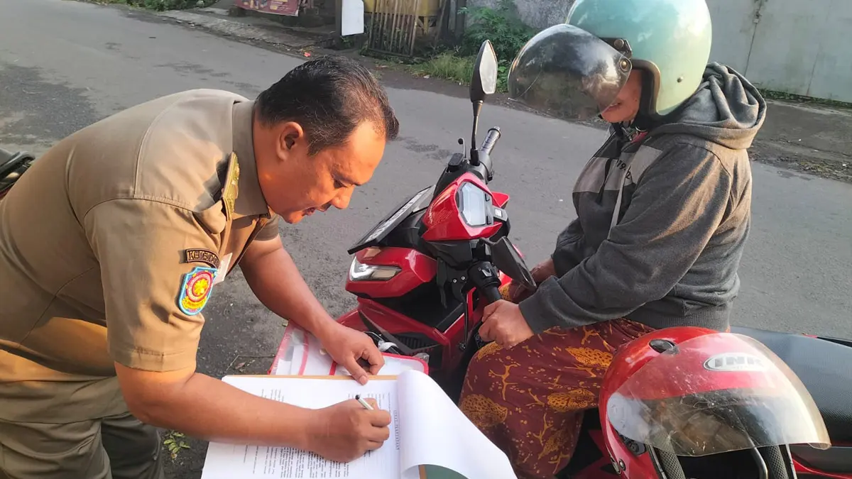 pelaku buang sampah ditilang