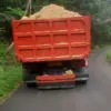 Dump Truck Mengangkut Cabluk yang Membahayakan Pengguna Jalan di Kabupaten Pangandaran