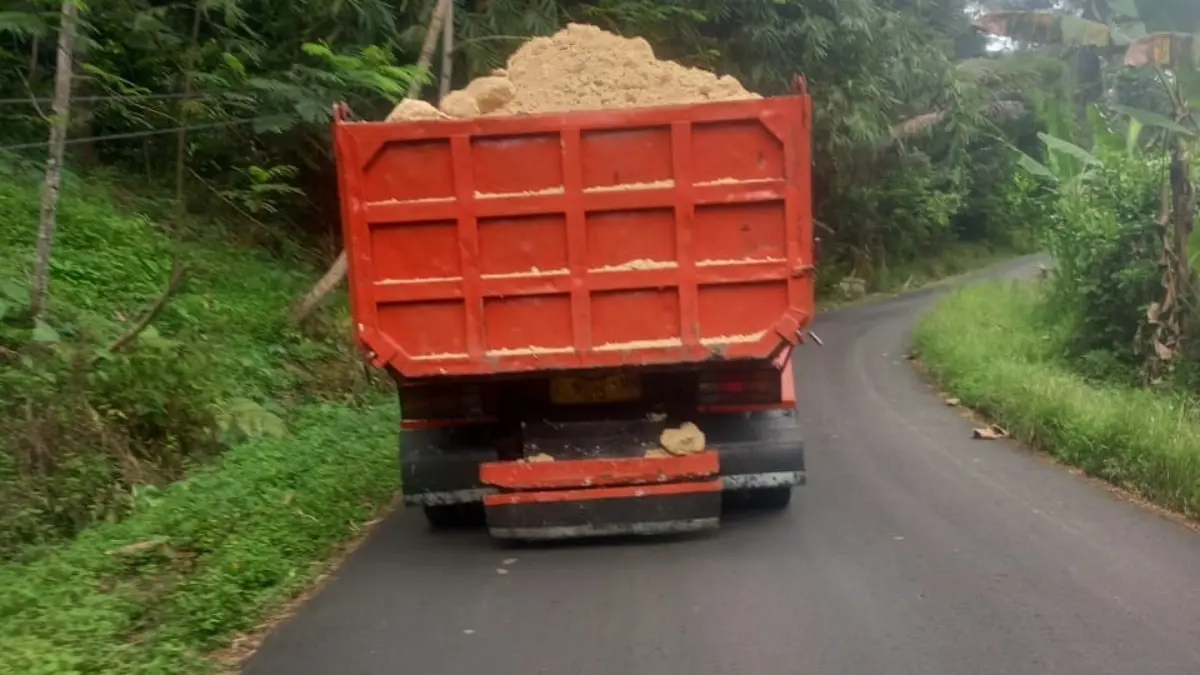 Dump Truck Mengangkut Cabluk yang Membahayakan Pengguna Jalan di Kabupaten Pangandaran