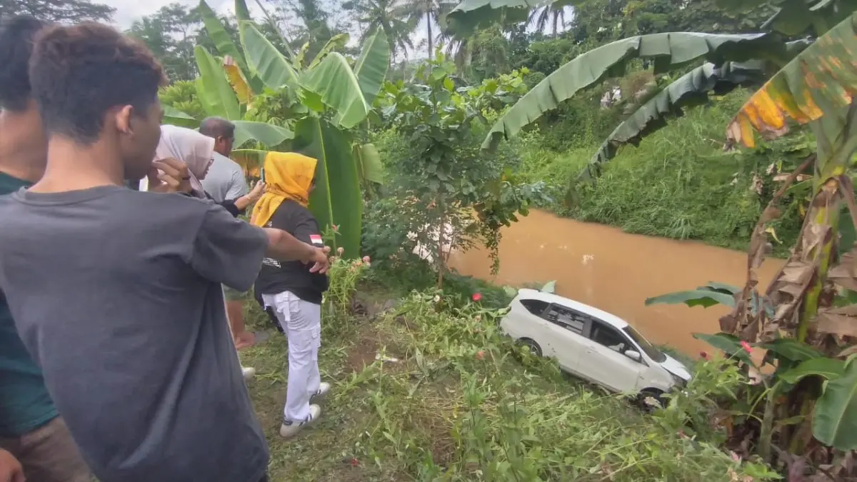 Mobil Toyota Calya terjun bebas ke Irigasi Dobo
