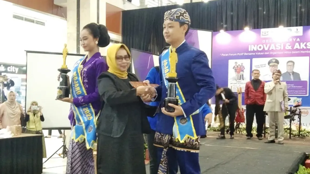 SERAHKAN PIALA