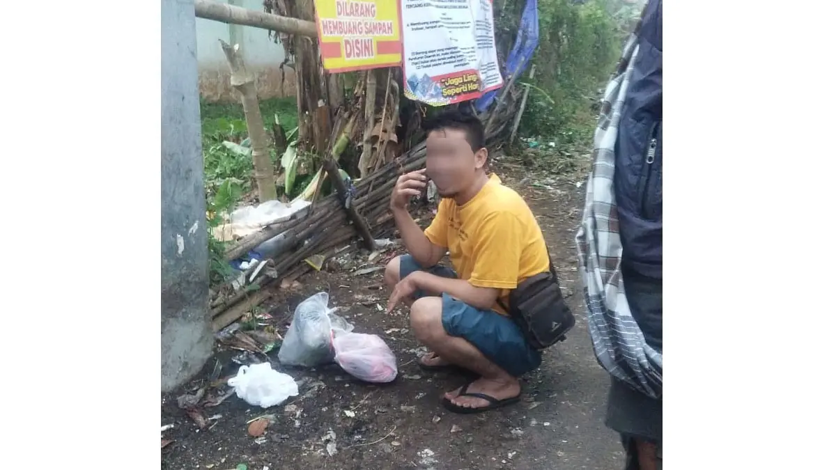 pelaku buang sampah di tamansari kepergok