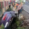 Sedan Timor Terperosok di Kabupaten Garut