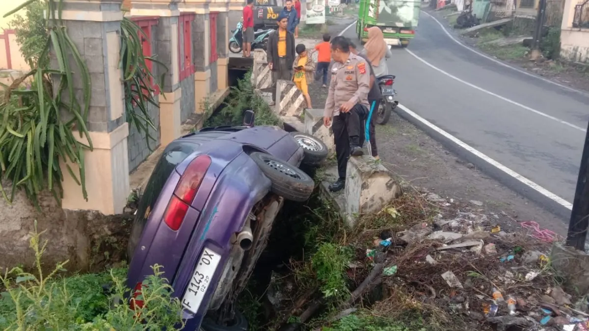 Sedan Timor Terperosok di Kabupaten Garut