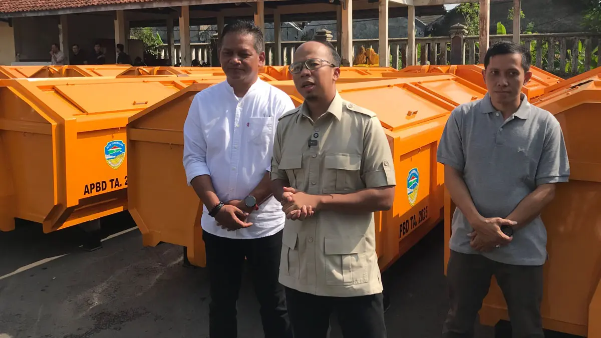 wali kota tasikmalaya viman alfarizi beli dumptruck dan kontainer sampah