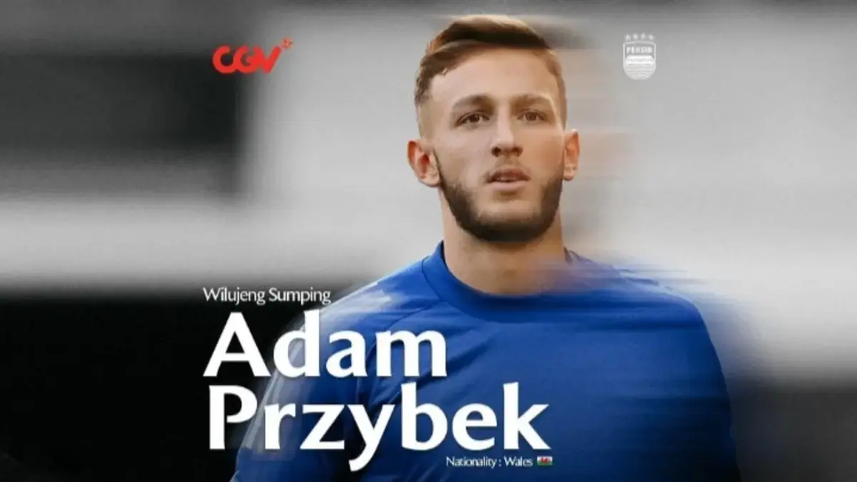 Penjaga gawang Persib Adam Przybek