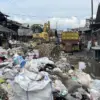 Tumpukan sampah pasar cikurubuk