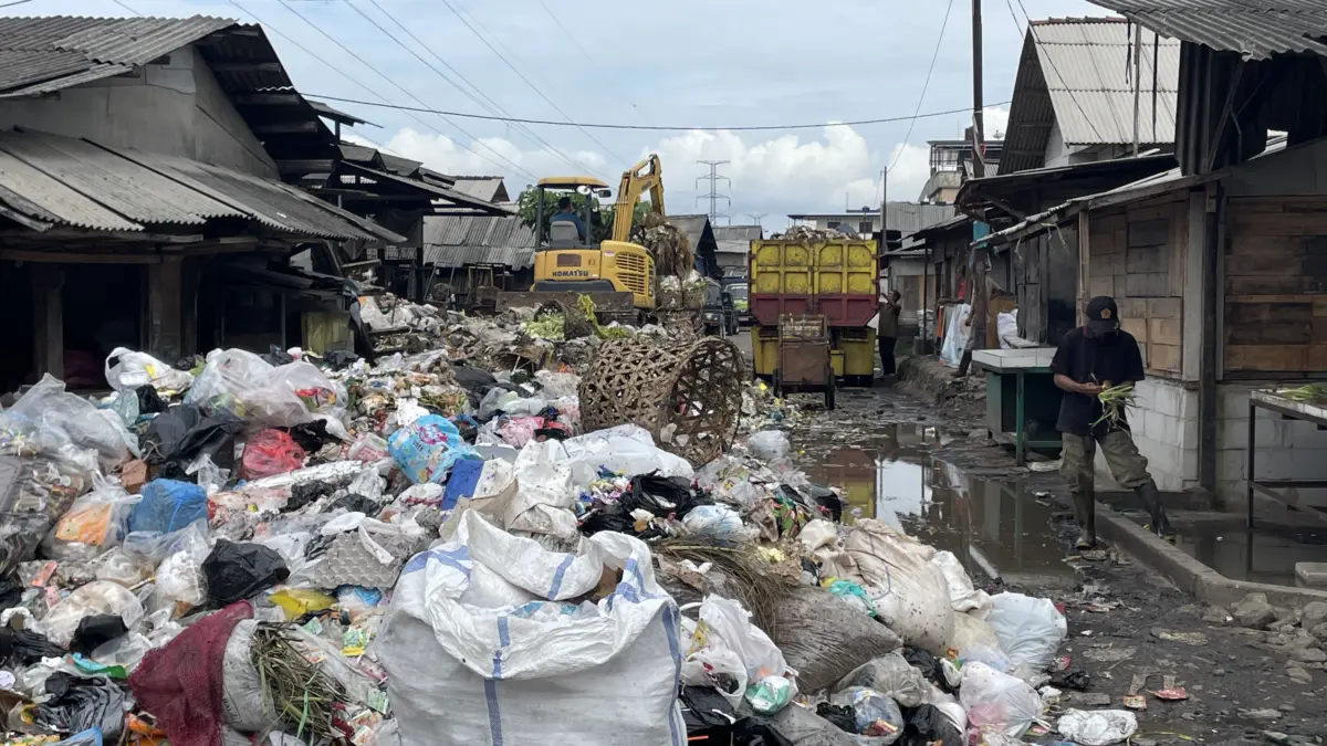 Tumpukan sampah pasar cikurubuk