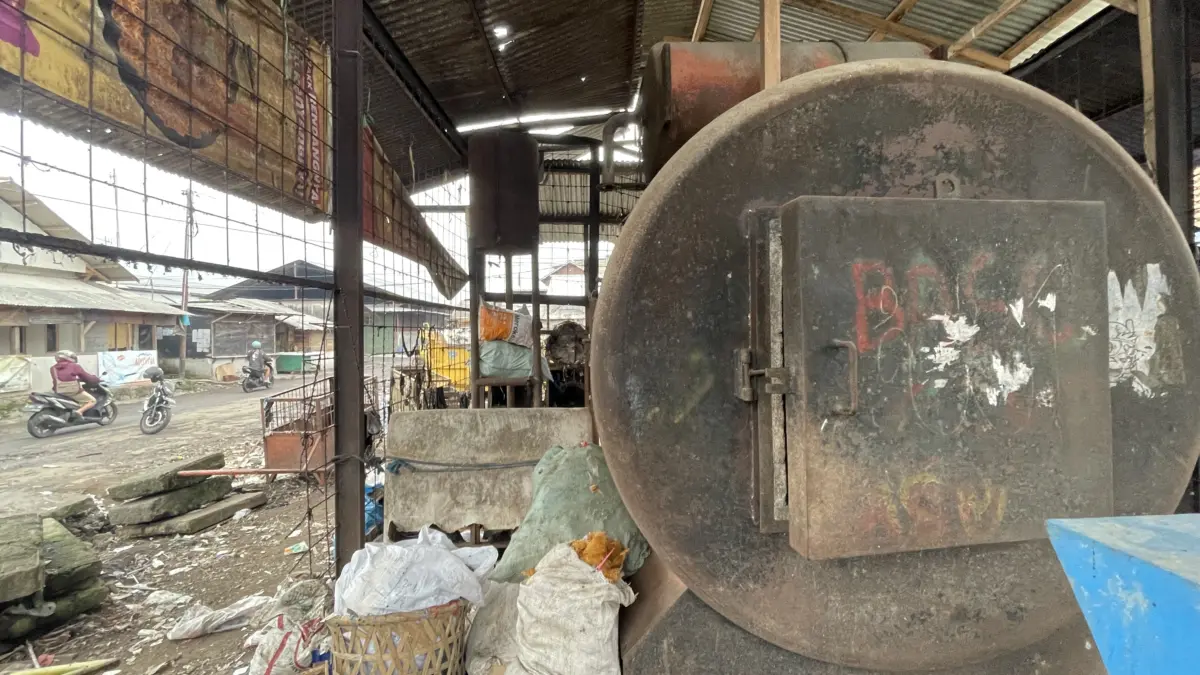 Insinelator pembakar sampah, pasar cikurubuk kota tasikmalaya