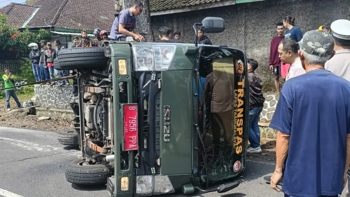 Mobil Lapas Tasikmalaya Terguling
