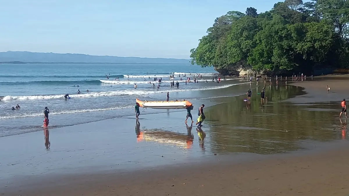 kunjungan wisatawan di Pangandaran