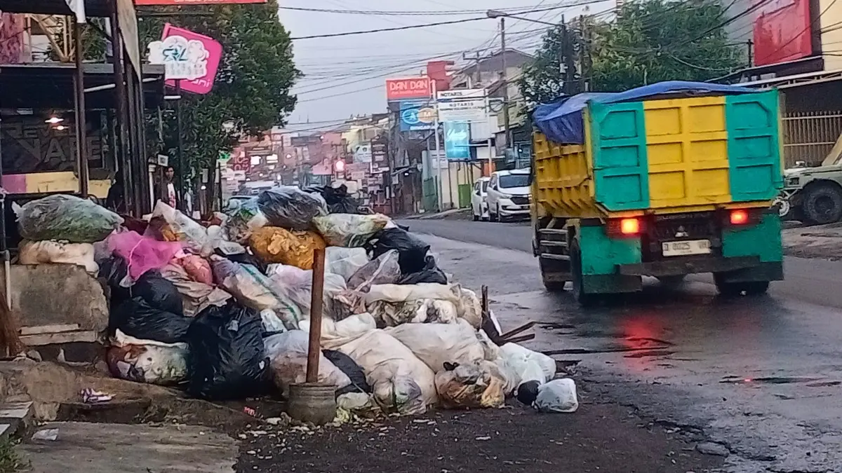 Tumpukan Sampah di Jalan Raya TImur Singaparna