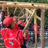 Perahu Nelayan dan Lapak Pedagang di Trotoar Pantai Timur