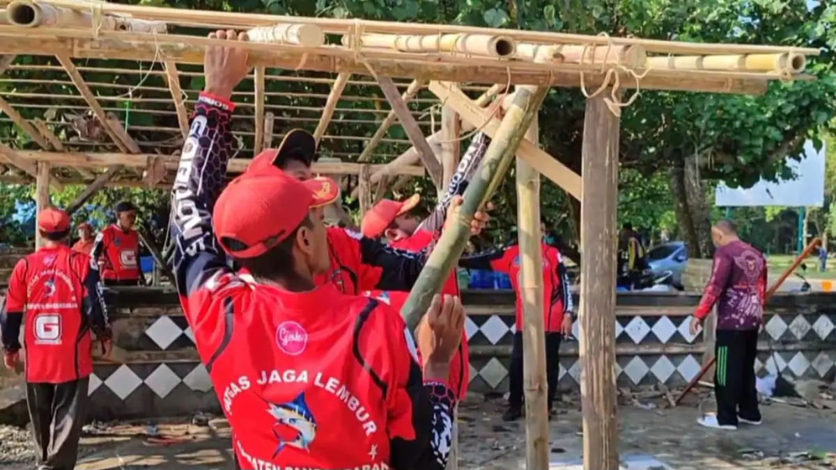 Perahu Nelayan dan Lapak Pedagang di Trotoar Pantai Timur