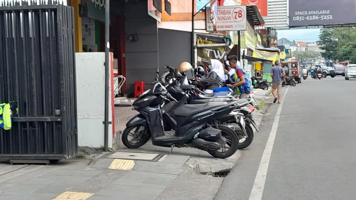 Trotoar Jalan Cimanuk Jadi Tempat Parkir, Dishub Garut Dorong Warga Melapor ke Polsek Trotoar Jalan Cimanuk