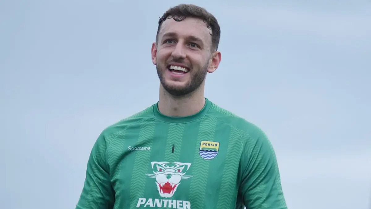 Kiper Timnas Wales Adam Przybek Langsung Berbunga-bunga Setibanya di Markas Maung Bandung