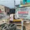 Pembongkaran bangunan saluran irigasi cimulu