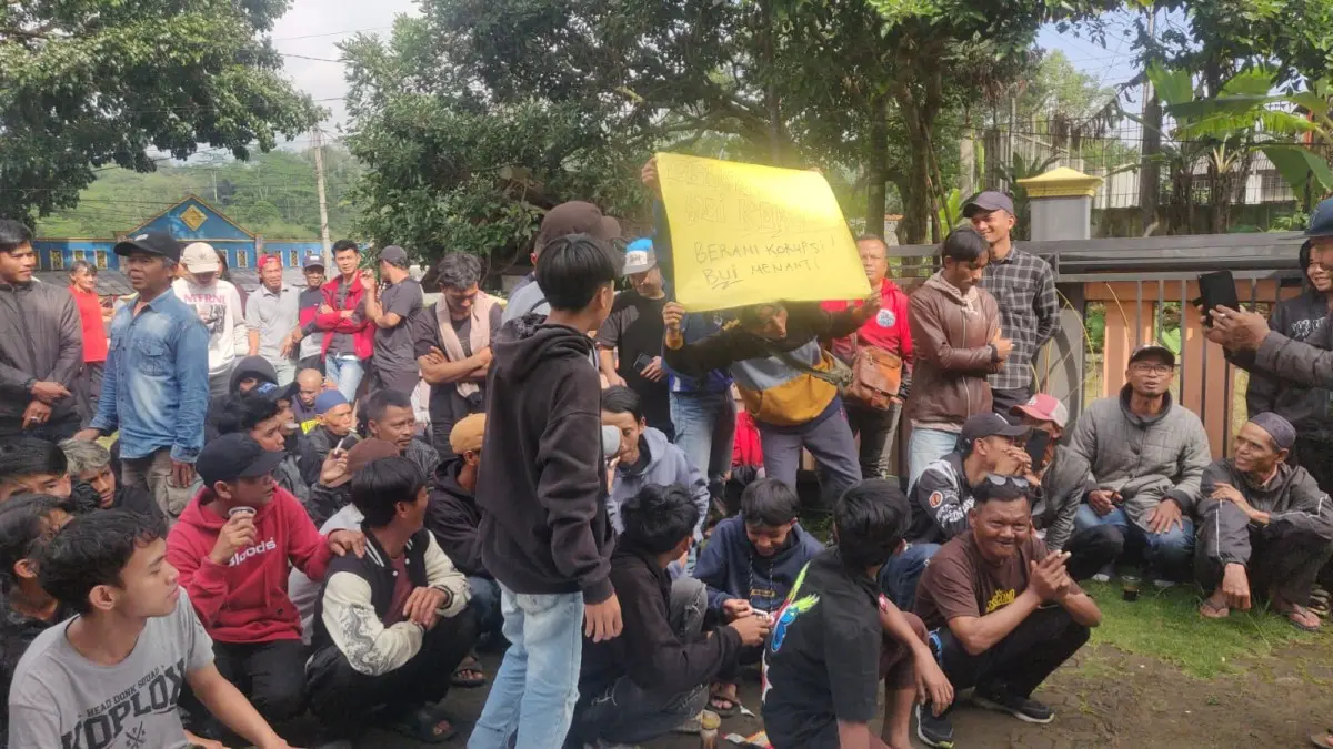 Warga Buniasih Kadipaten Demo