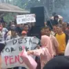 Warga Desa Cicapar Demo